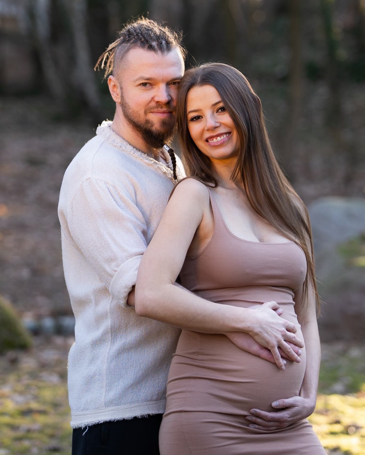 Sylwester Wardęga z ciążarną ukochaną