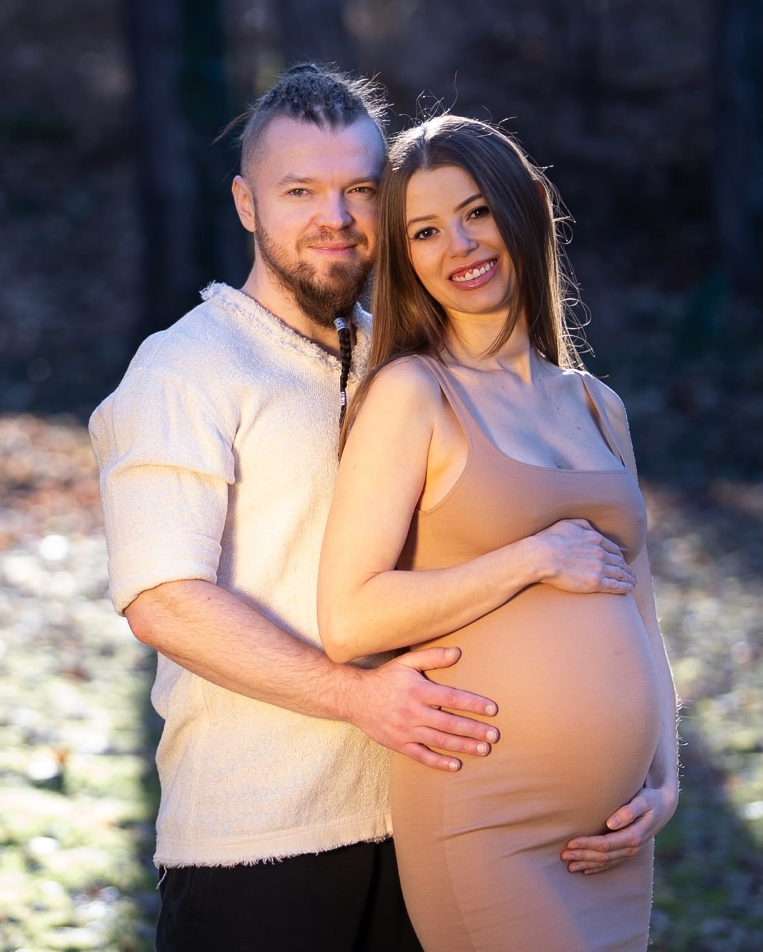 Sylwester Wardęga z ciężarną ukochaną