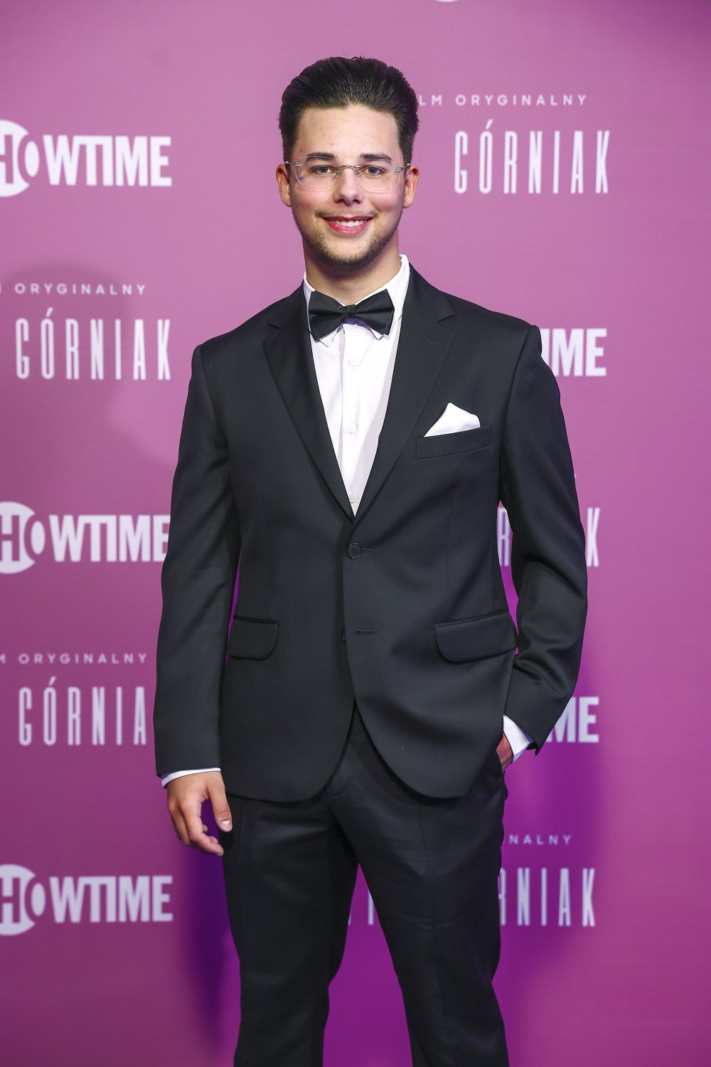 Allan Enso w garniturze