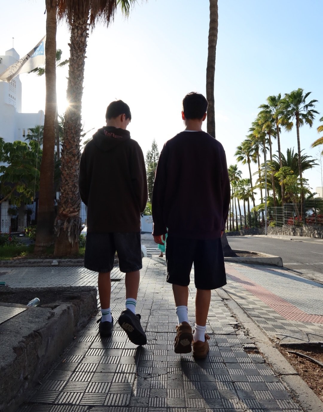 nastoletni synowie Anety Zając, zdjęcie od tyłu