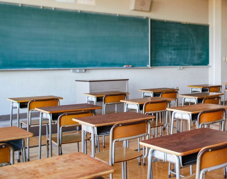 pusta klasa z ławkami i tablicą