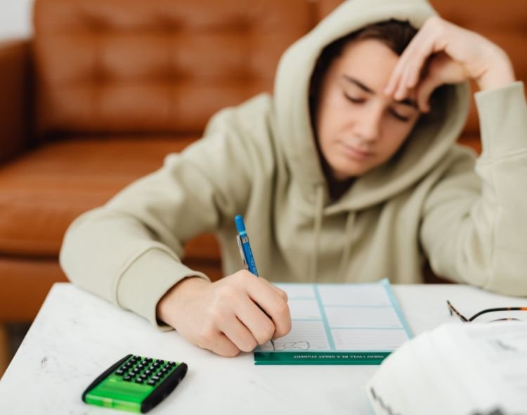 nastolatek siedzi nad lekcjami