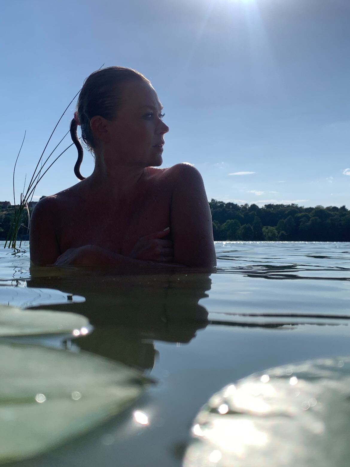 Tamara Arciuch kąpie się topless w jeziorze