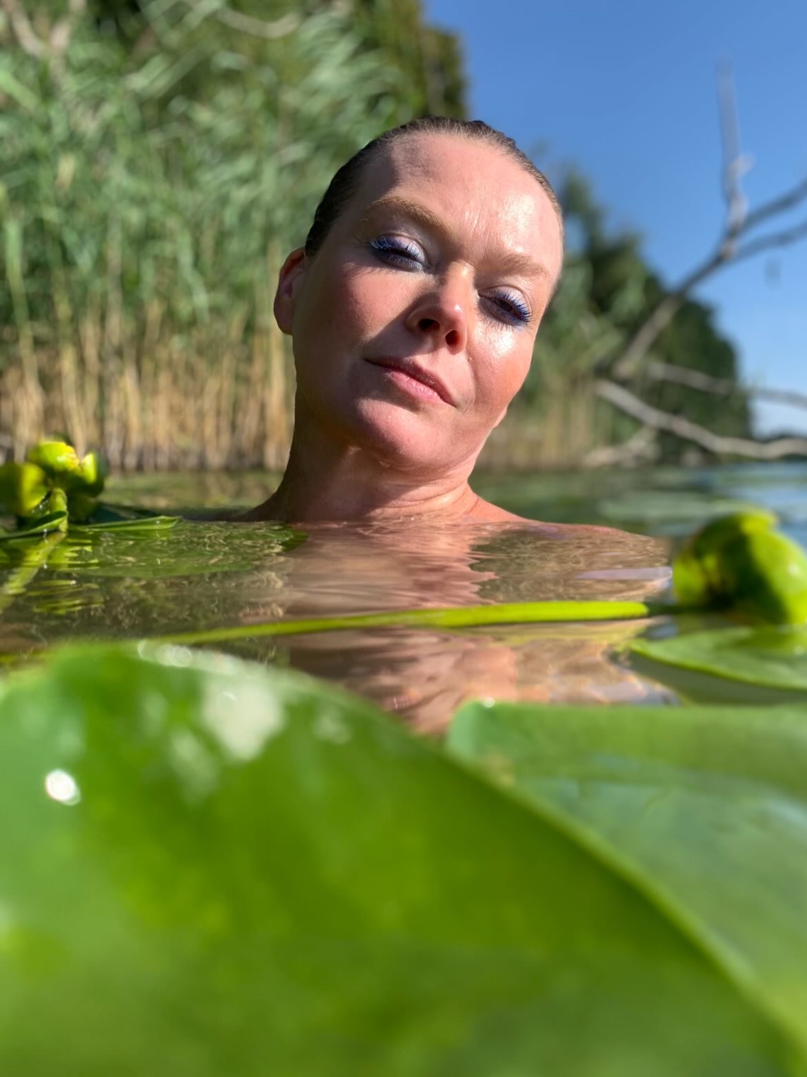 Tamara Arciuch kąpie się topless w jeziorze