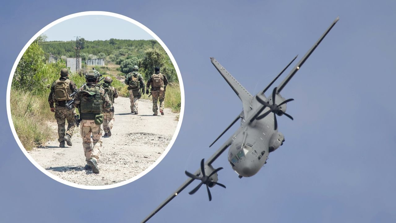 lecący samolot wojskowy, w minaiturze żołnierze idący polną drogą