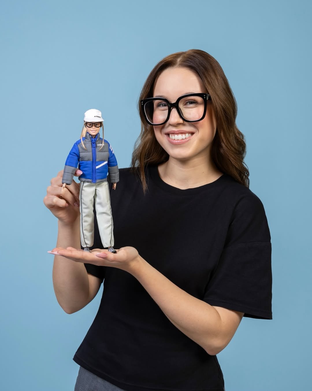 Zoja Skubis z własną lalką barbie