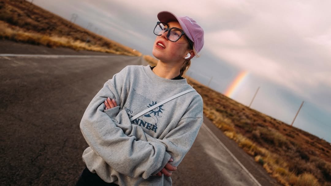 Zoja skubis w czapce z daszkiem