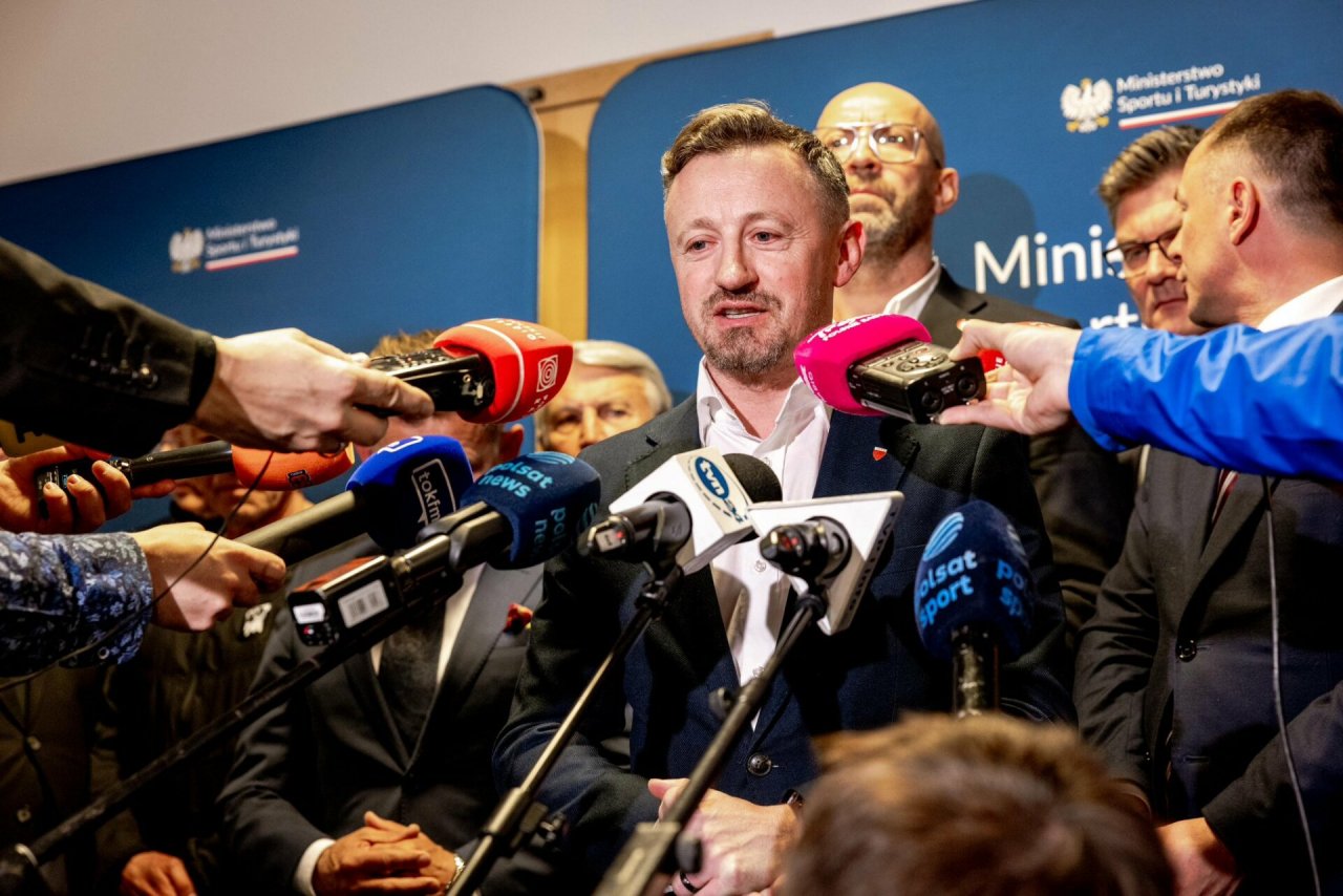 Adam Małysz w trakcie konferencji prasowej po spotkaniu ws. sytuacji w PolKOl 