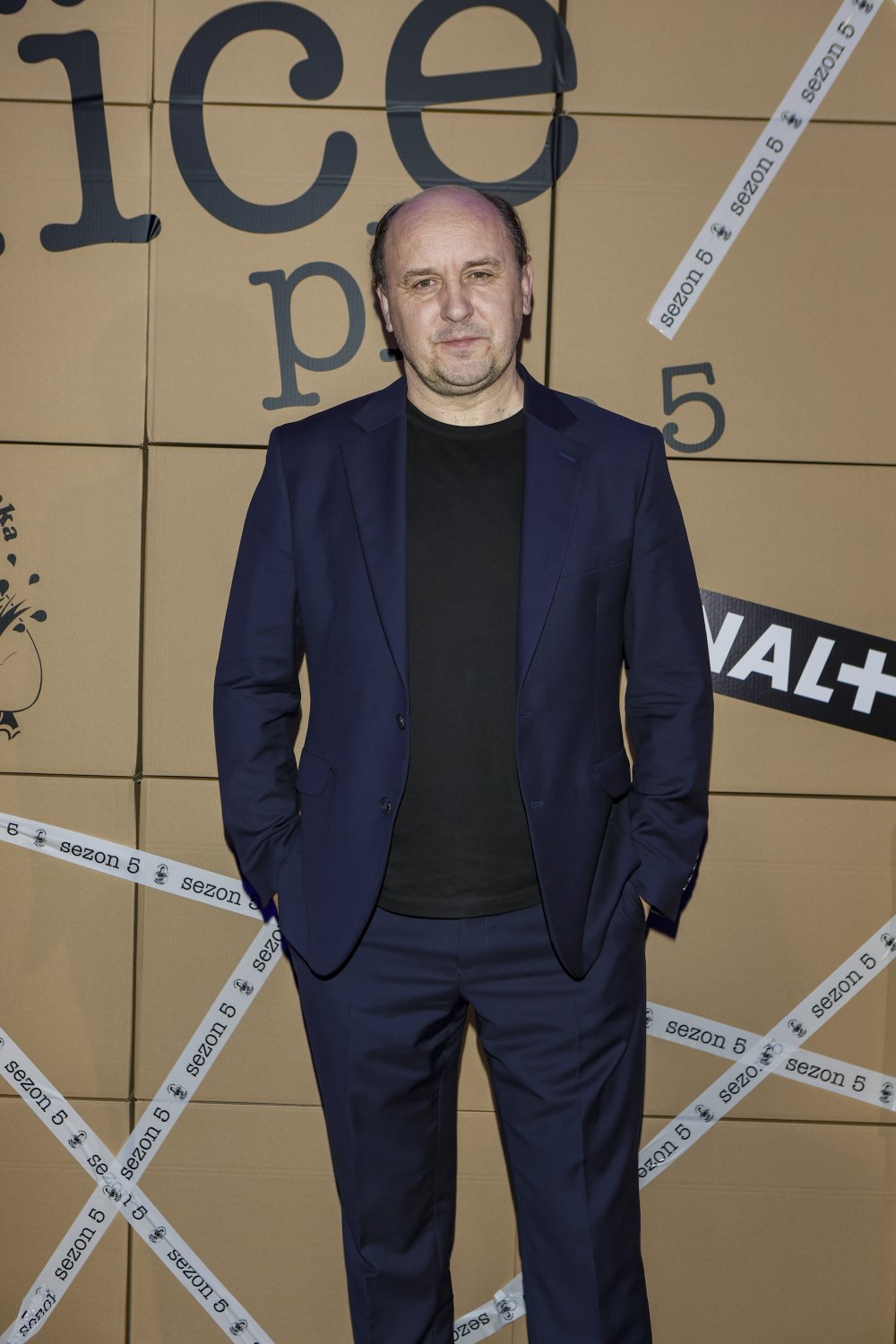 Adam Woronowicz w garniturze