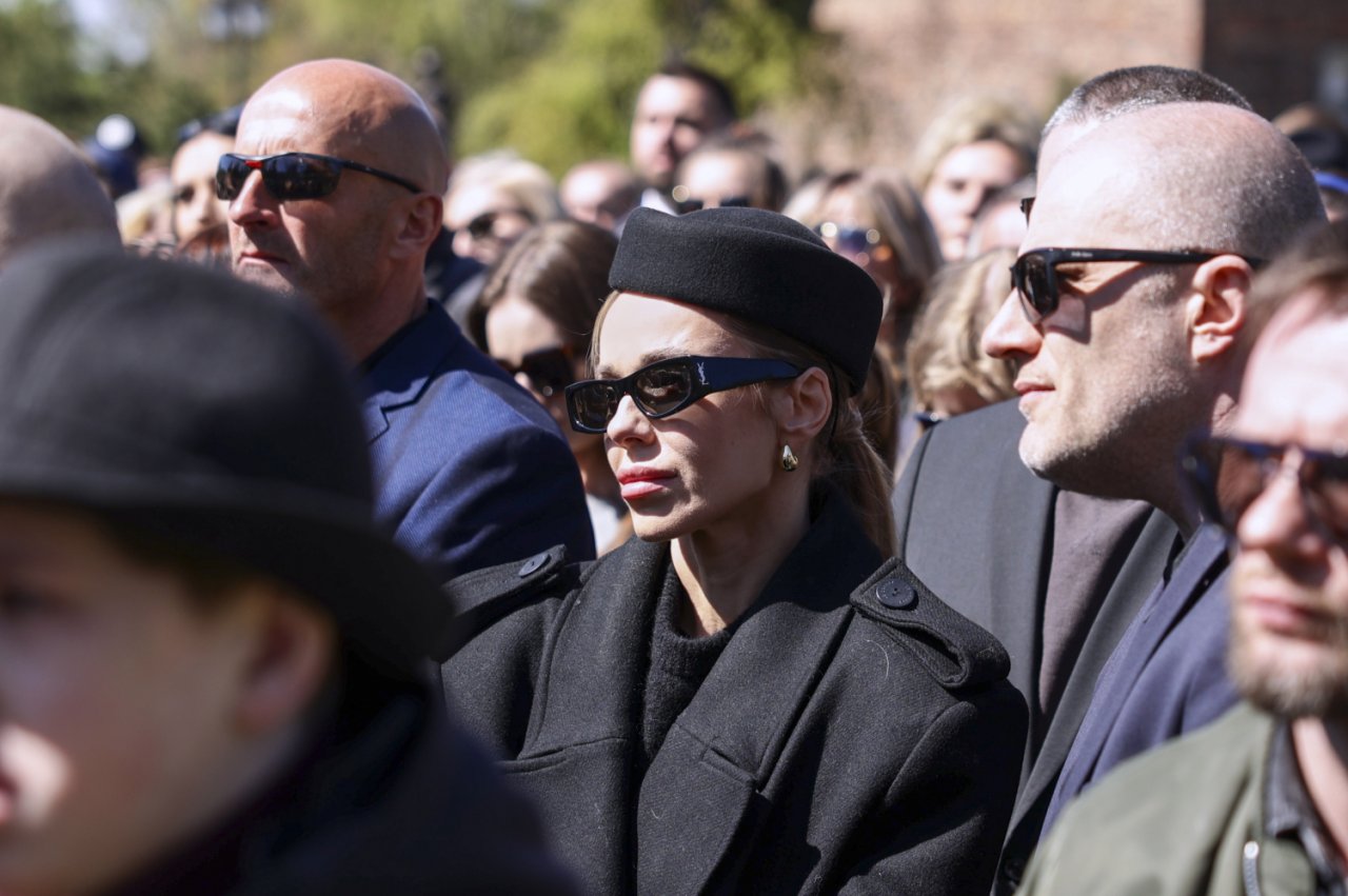 Doda dorota rabczewska na pogrzebie łukasza litewki