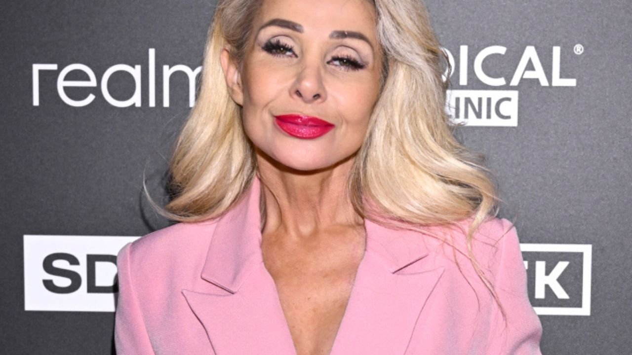 Aldona Orman w różu bryluje na salonach. Cena torebki wbija w fotel, a niedawno drżała o życie [zdjęcia]