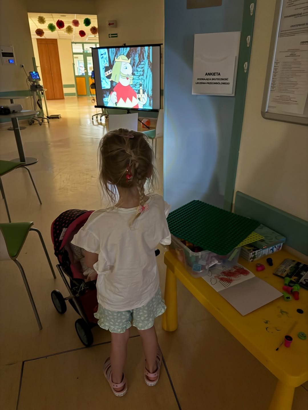 zdjęcie córki Anny Starmach - dziewczynka stoi tyłem na szpitalnym korytarzu