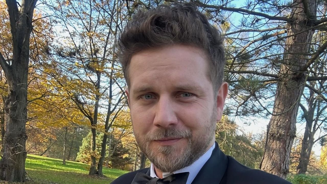 Dwie rodziny Antka Królikowskiego. Z jedną spaceruje po lesie, z drugą walczy w sądzie