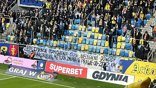 transparent anty karol nawrocki na meczu arki gdynia