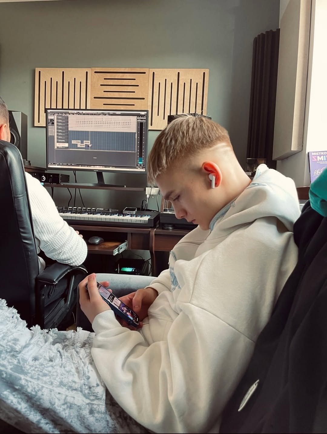 bartek wasilewski w blond włosach