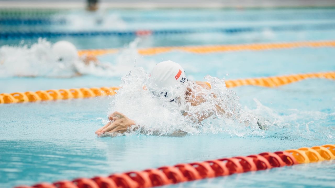 Znana aktorka znaleziona na dnie basenu. Walczy o życie w szpitalu