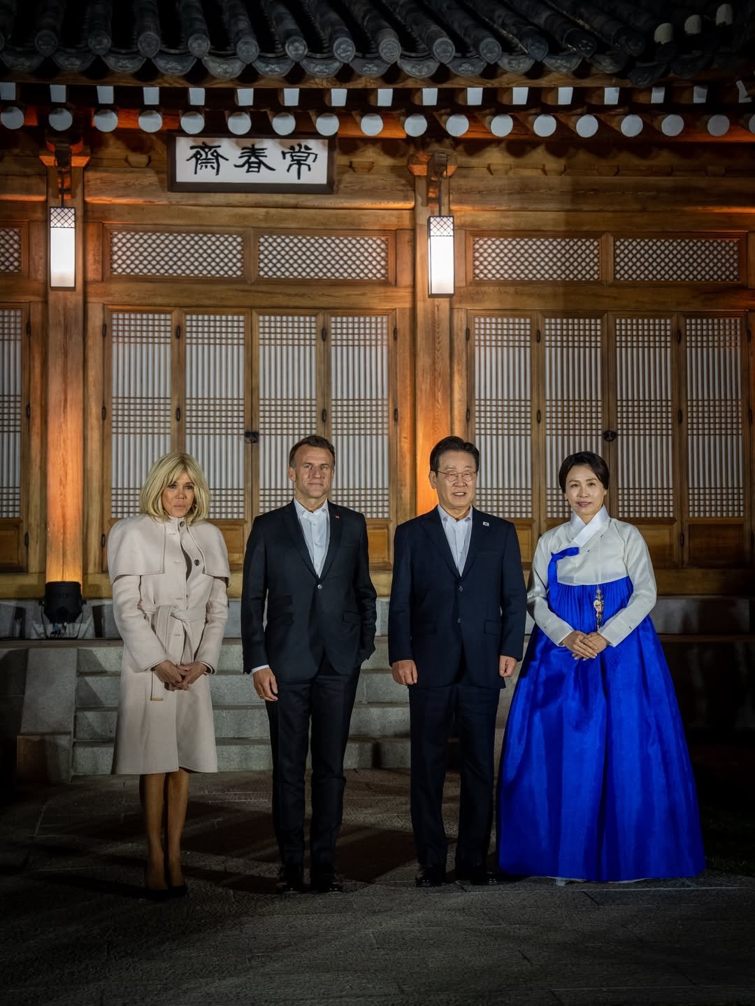 emmanuel macron z żoną, brigitte macron w beżowym płaszczu