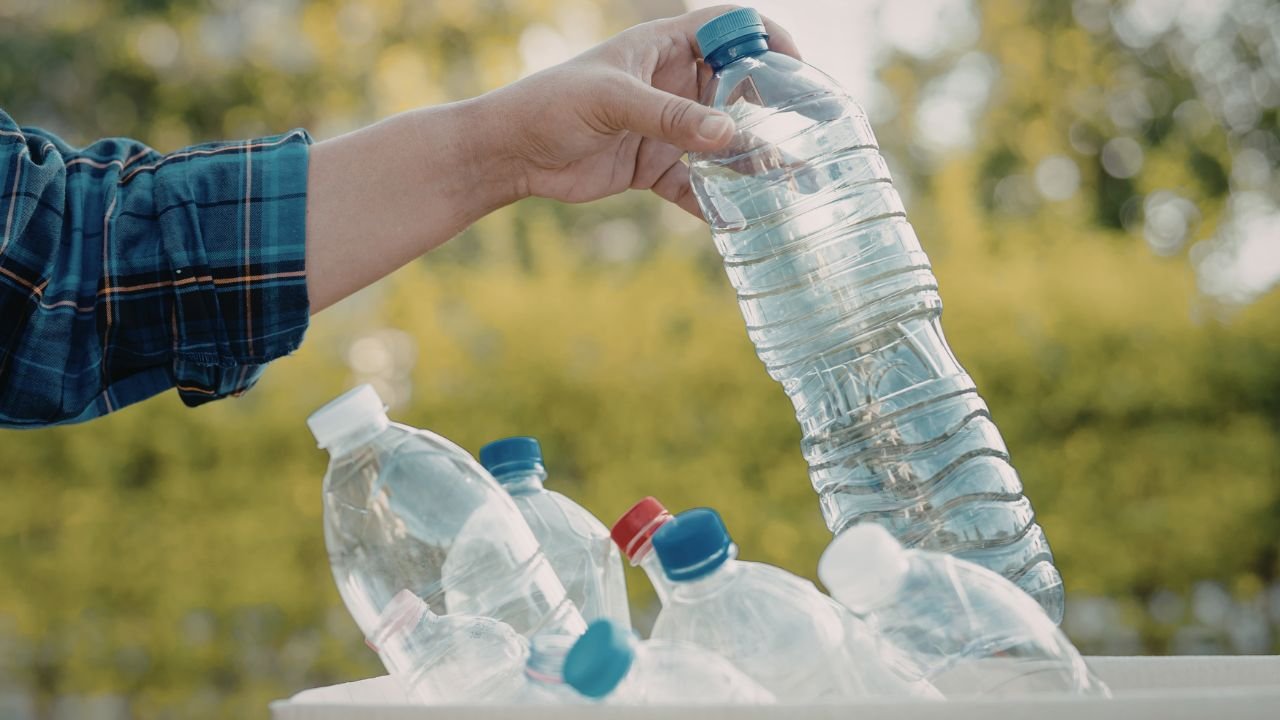 Wrzucanie butelek do kosza na śmieci