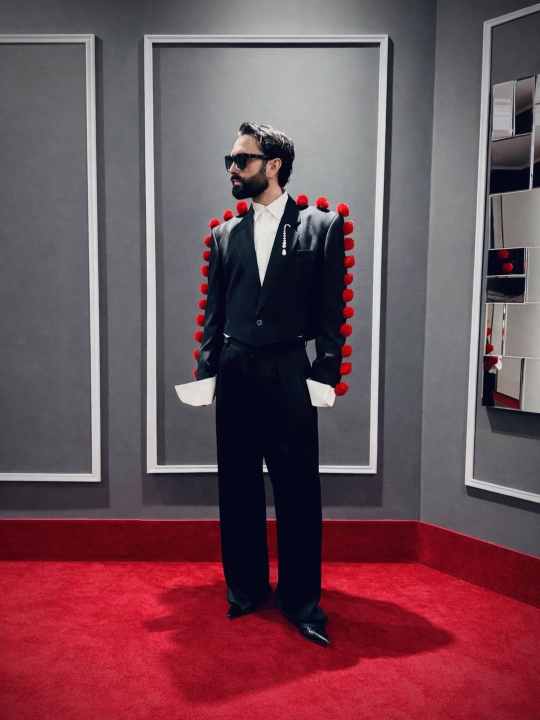 Conchita Wurst w garniturze