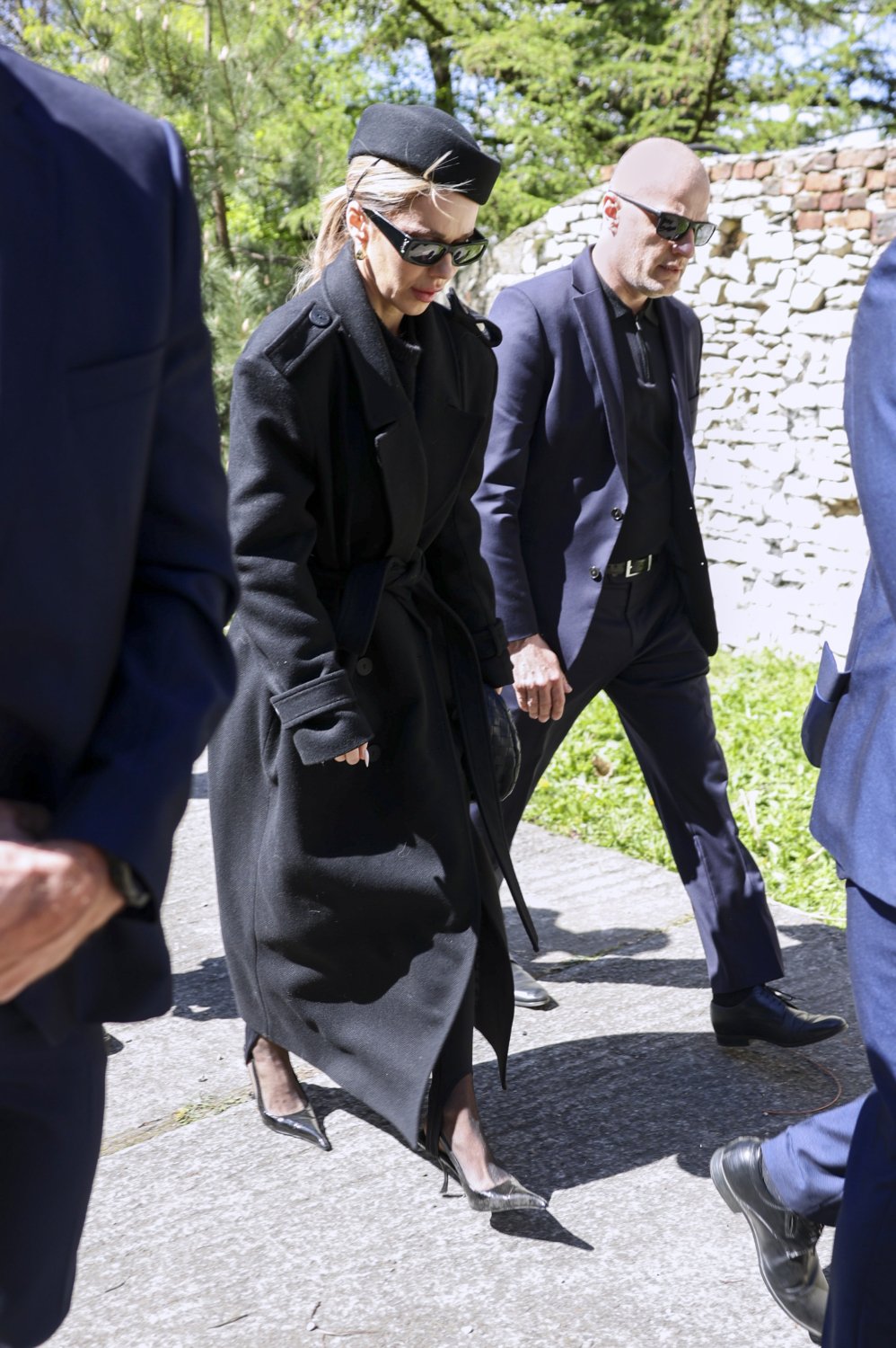 doda w czarnym płaszczu na pogrzebie litewki