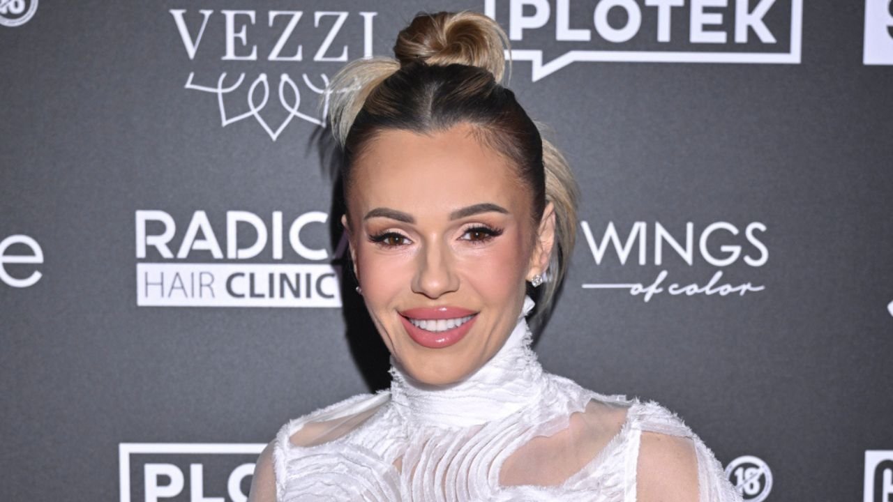 Doda niemal goluchna w białej pajęczynie pręży się na gali. Fani bez litości: "To już parada bezwstydności" [zdjęcia]