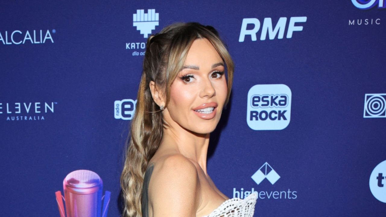 Doda w koronkowej mini. Rozcięcie odsłania "czułe miejsce" i niebotycznie zgrabne nogi. Fani wprost "Lala w negliżu"