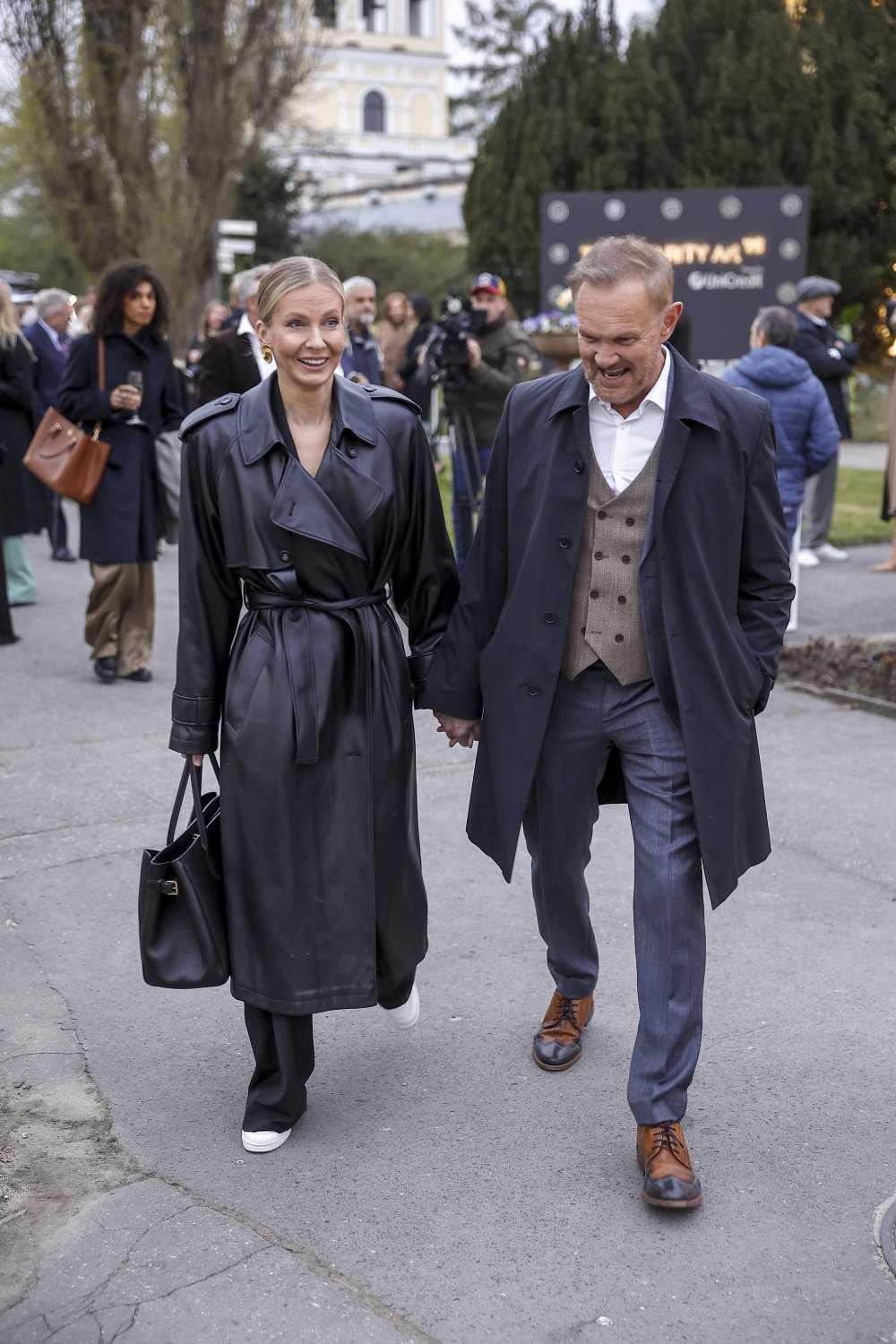 cezary pazura idzie z edytą pazurą za rękę ulicą