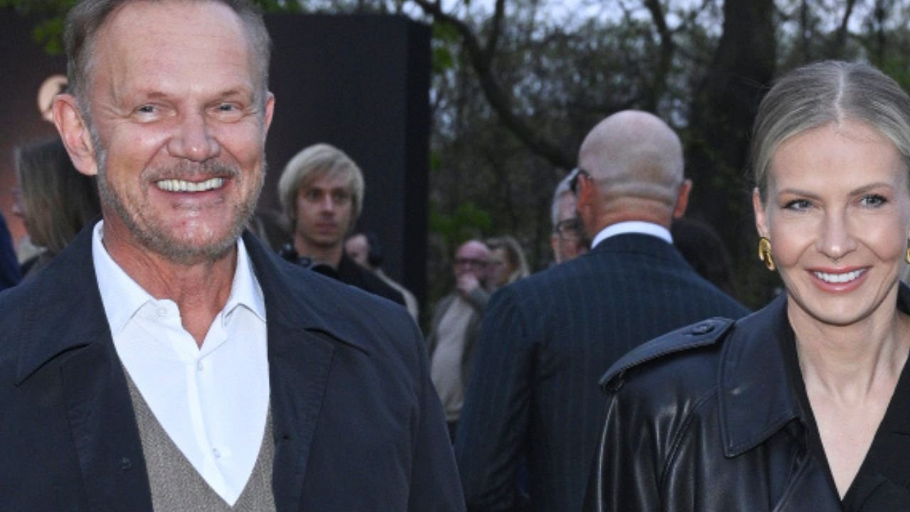 Edyta Pazura w płaszczu z "Matrixa" i białych butach skradła show. Fani patrzą tylko na jeden szczegół: "Genialne czy wpadka?" [zdjęcia]