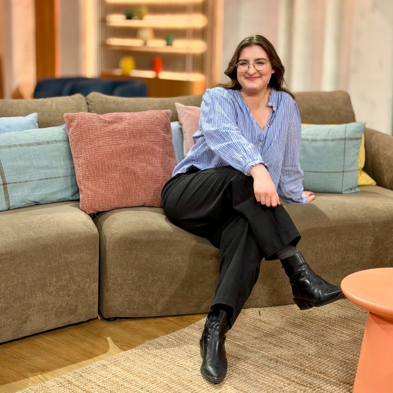 Gabriela Kowalewska siedzi na kanapie programu sniadaniowego