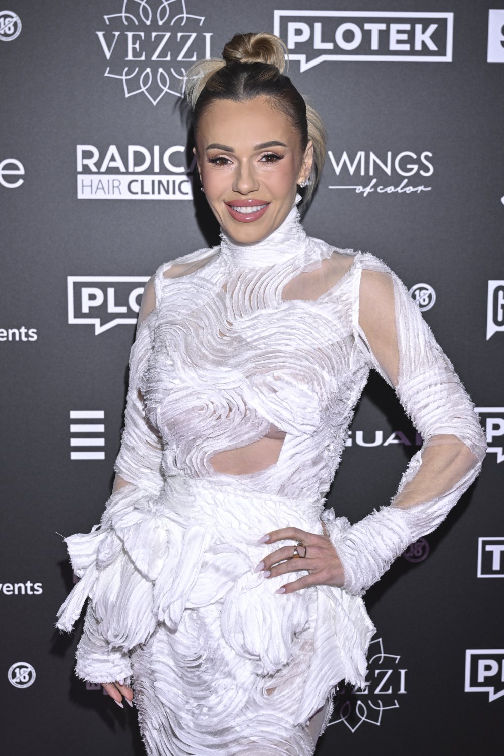 Doda w białej sukni z prześwitami