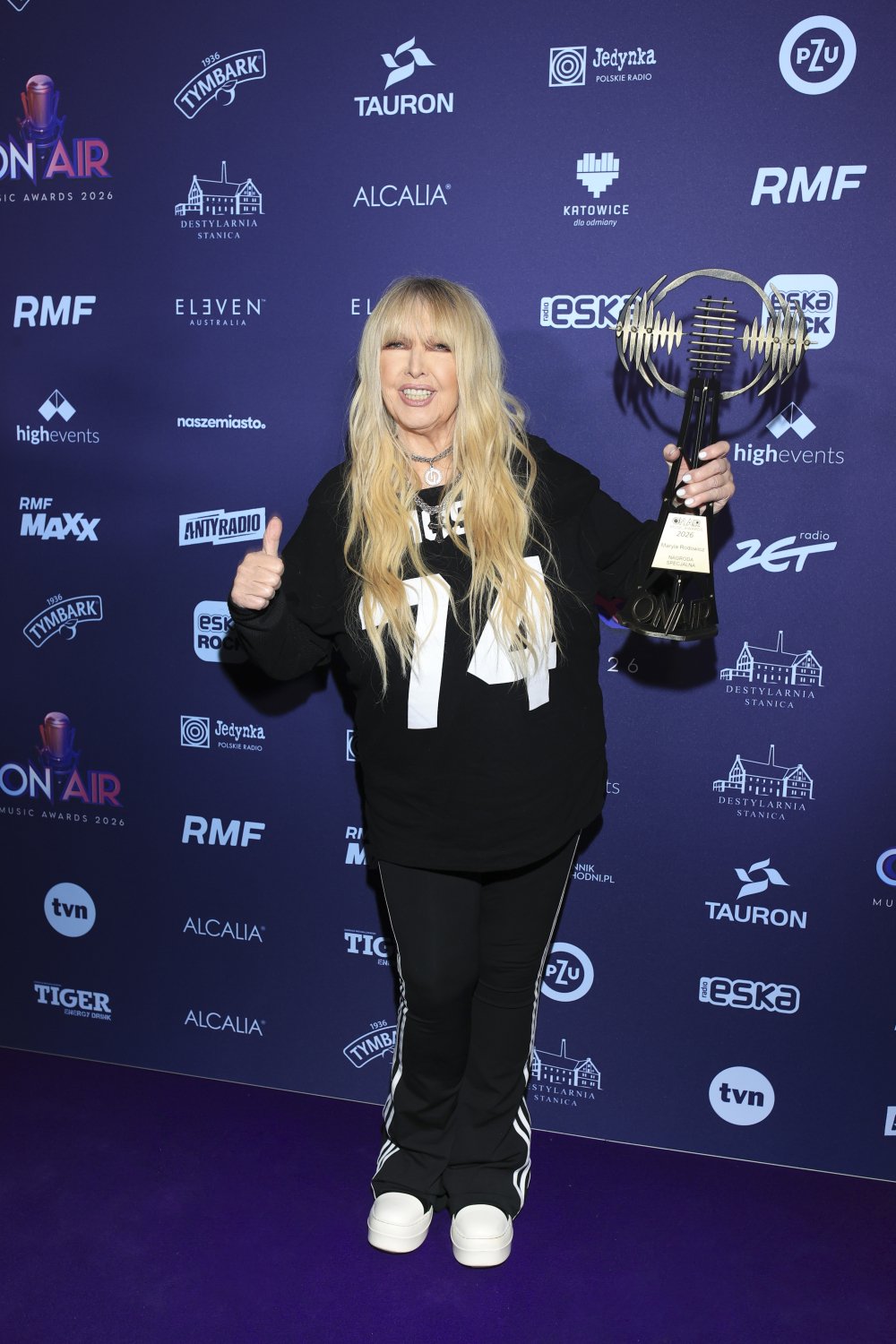 Maryla Rodowicz z nagrodą pozuje na ściance