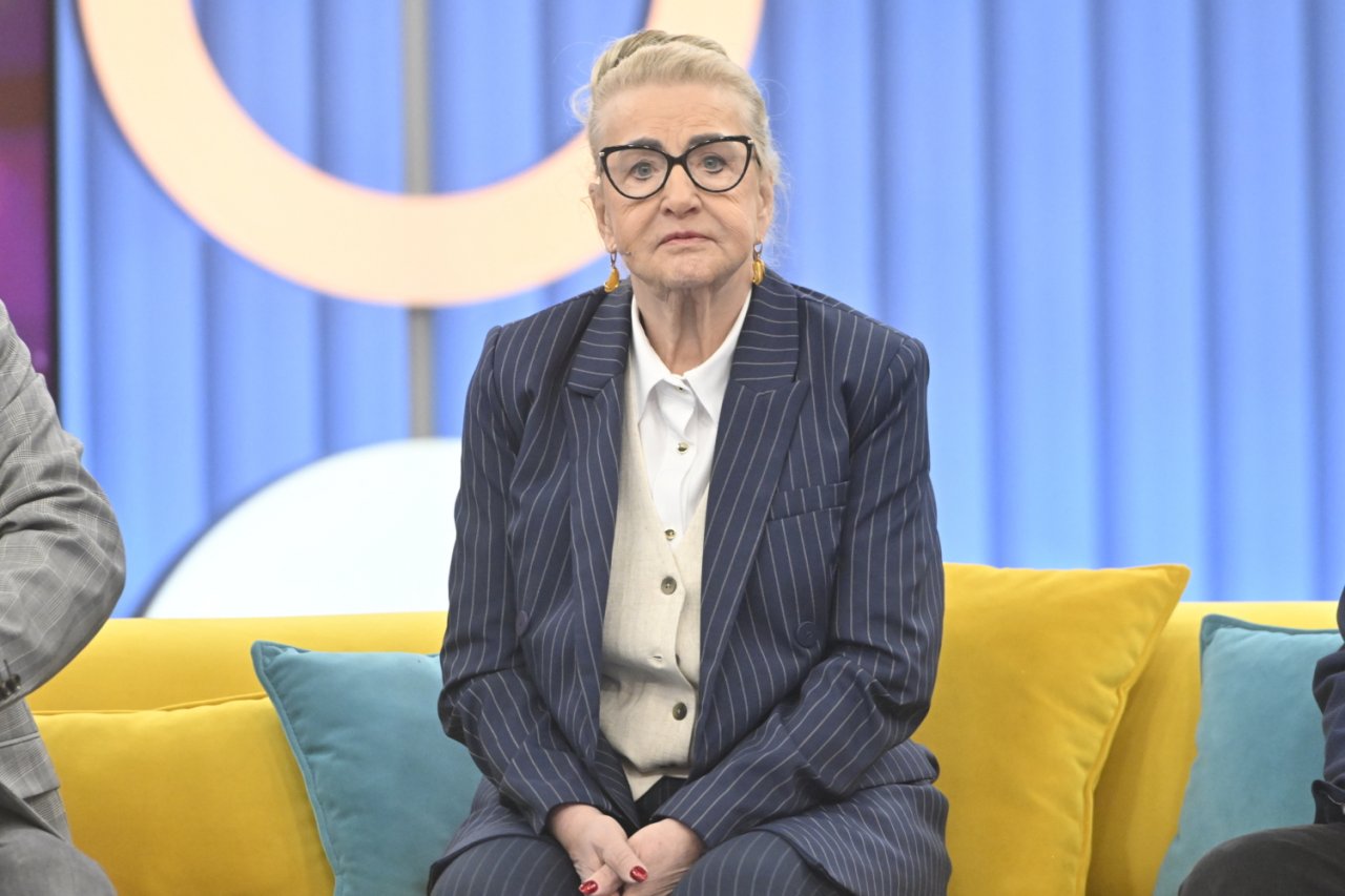 Henryka Krzywonos-Strycharska w studio telewizyjnym