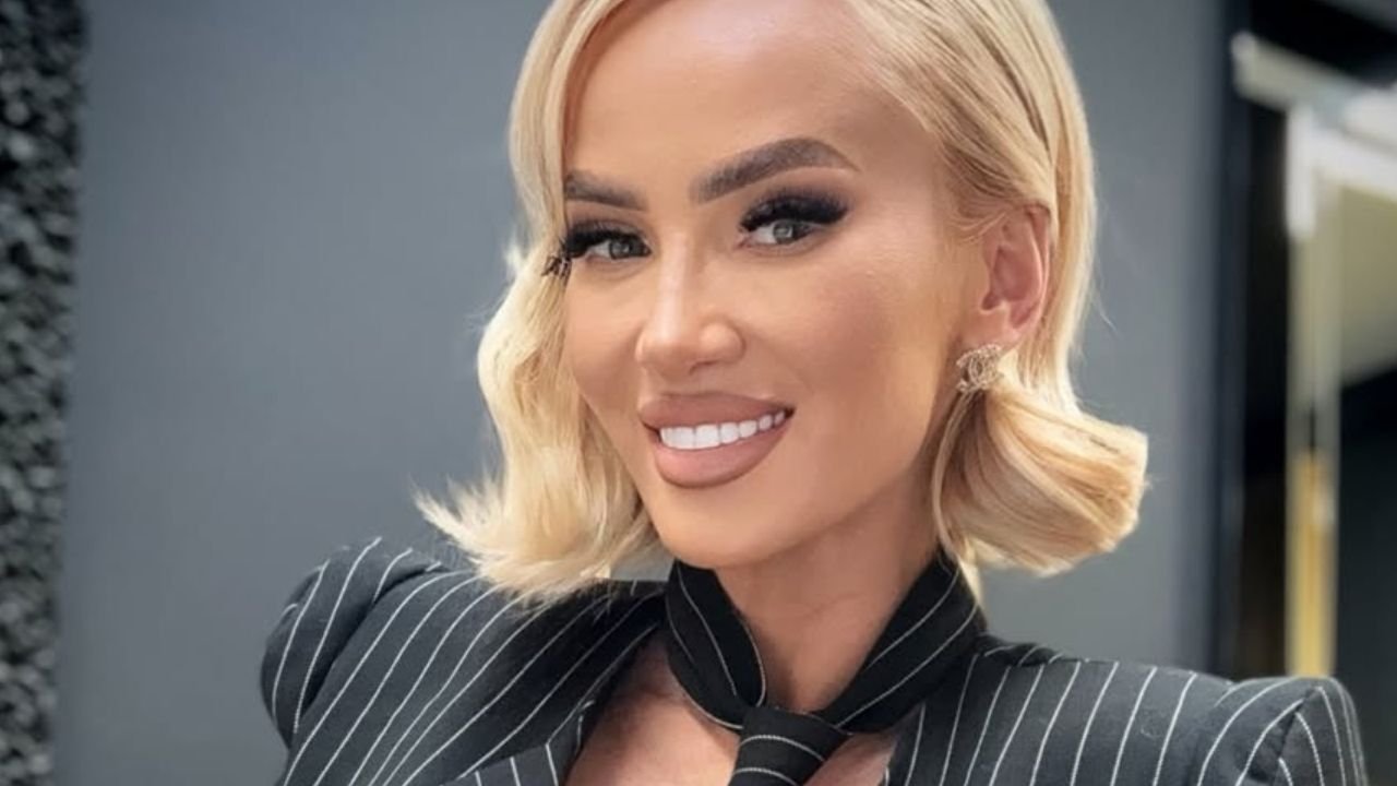 Izabela Macudzińska bez stanika walczy z grawitacją w kusych paseczkach. Jeden nieostrożny ruch, a wszystko będzie na wierzchu [zdjęcia]