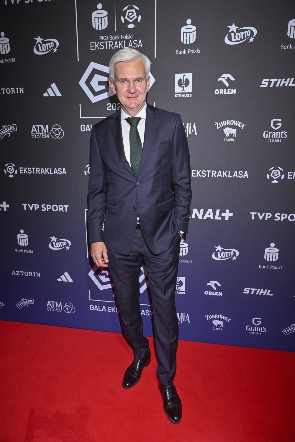 jacek magiera w garniturze