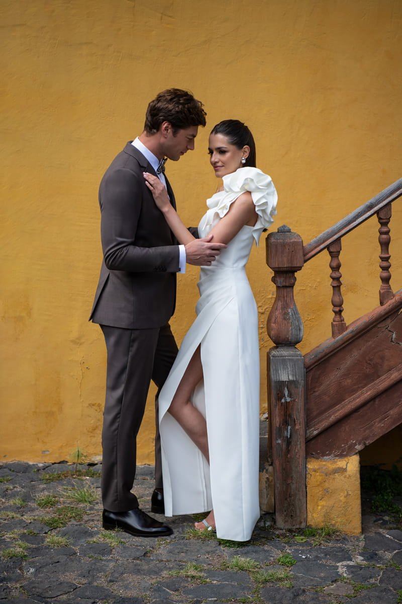 Para młoda, pan młody w garniturze