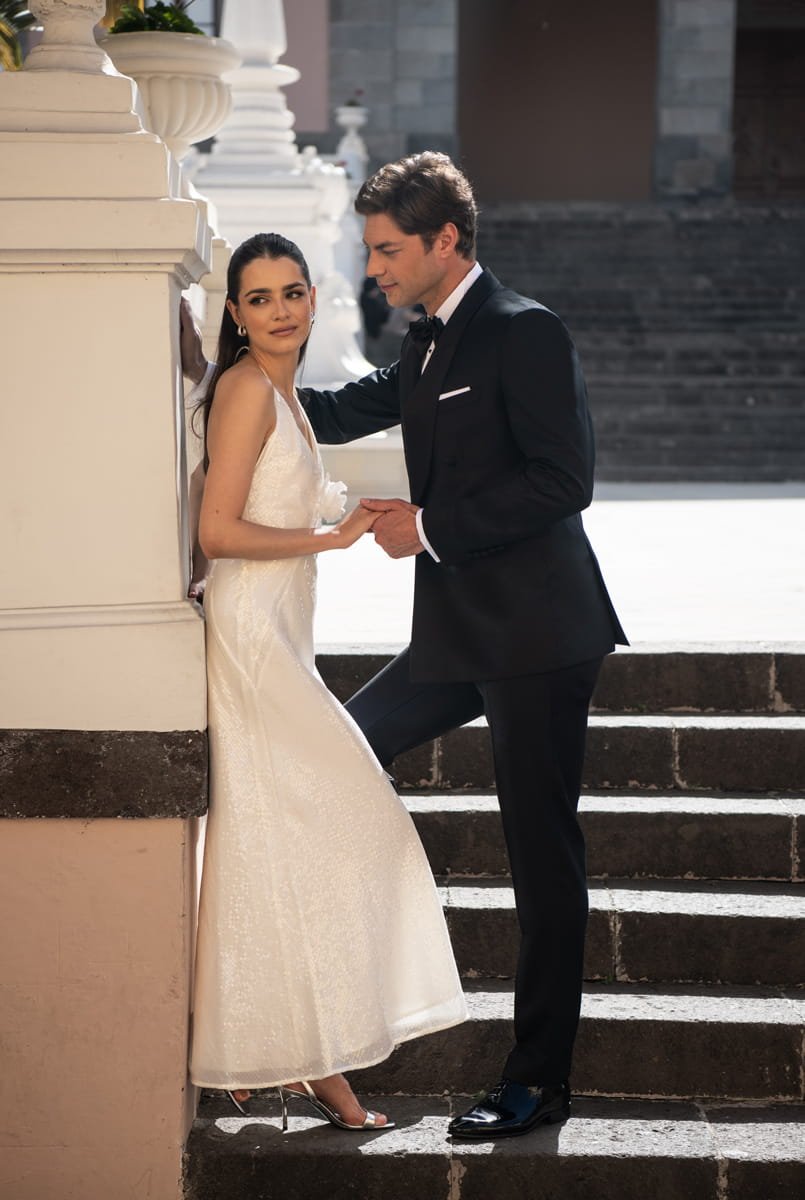 Para młoda, pan młody w garniturze