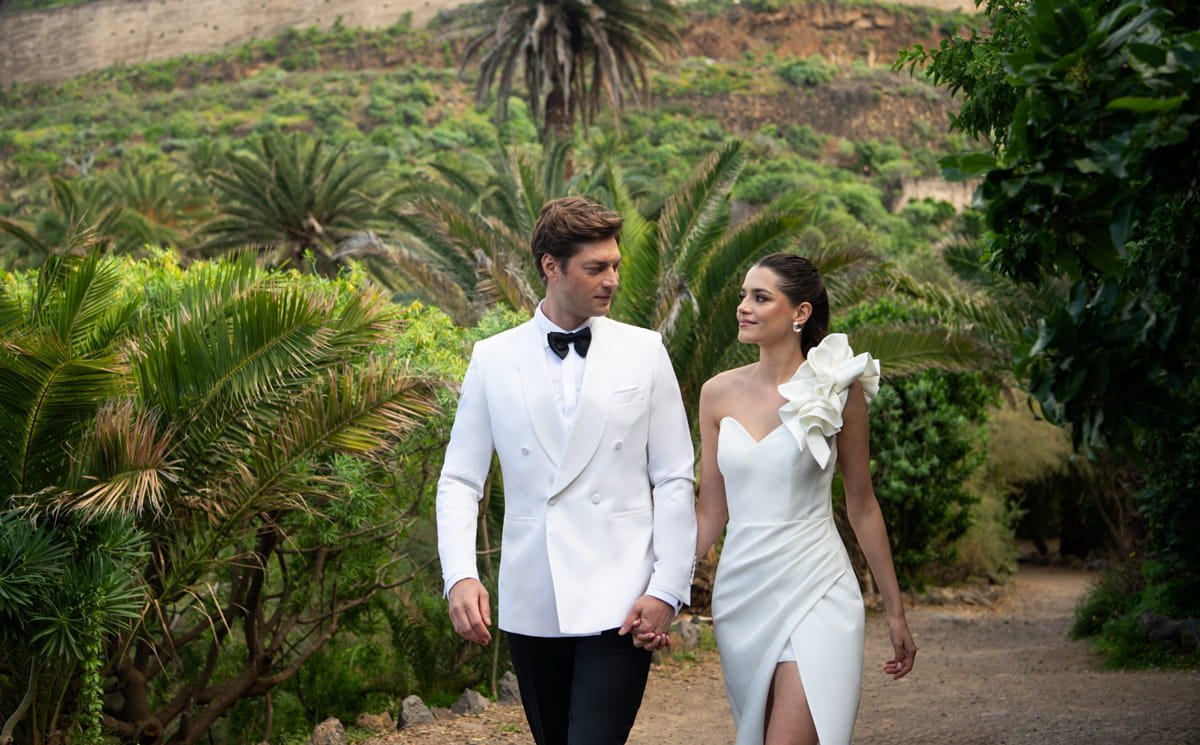 Para młoda, pan młody w białej marynarce