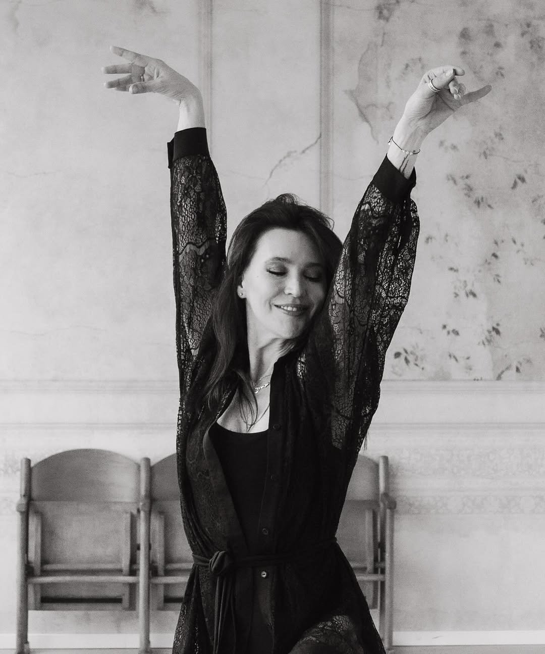 Janja lesar w czarnym stroju w pozie tanecznej