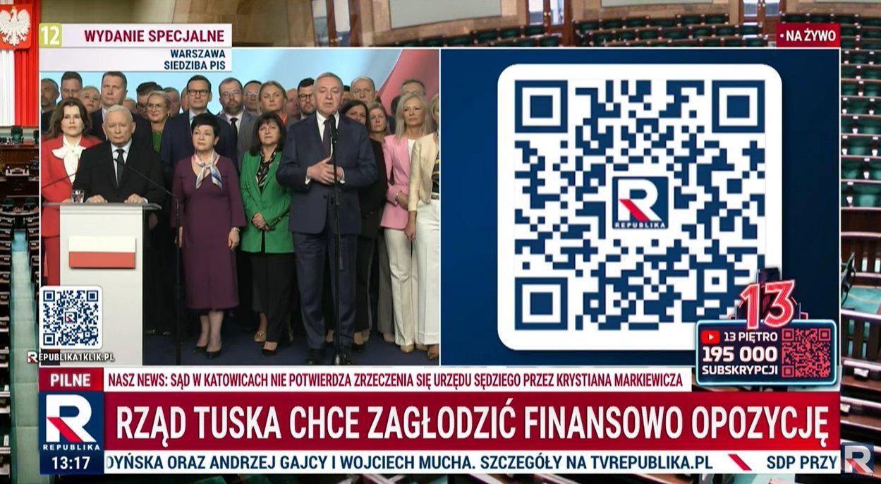 Kadr z tv republika - konferencja pis z jarosłąwem kaczyński ws. zbiorek na partię z kodem qr tv republika