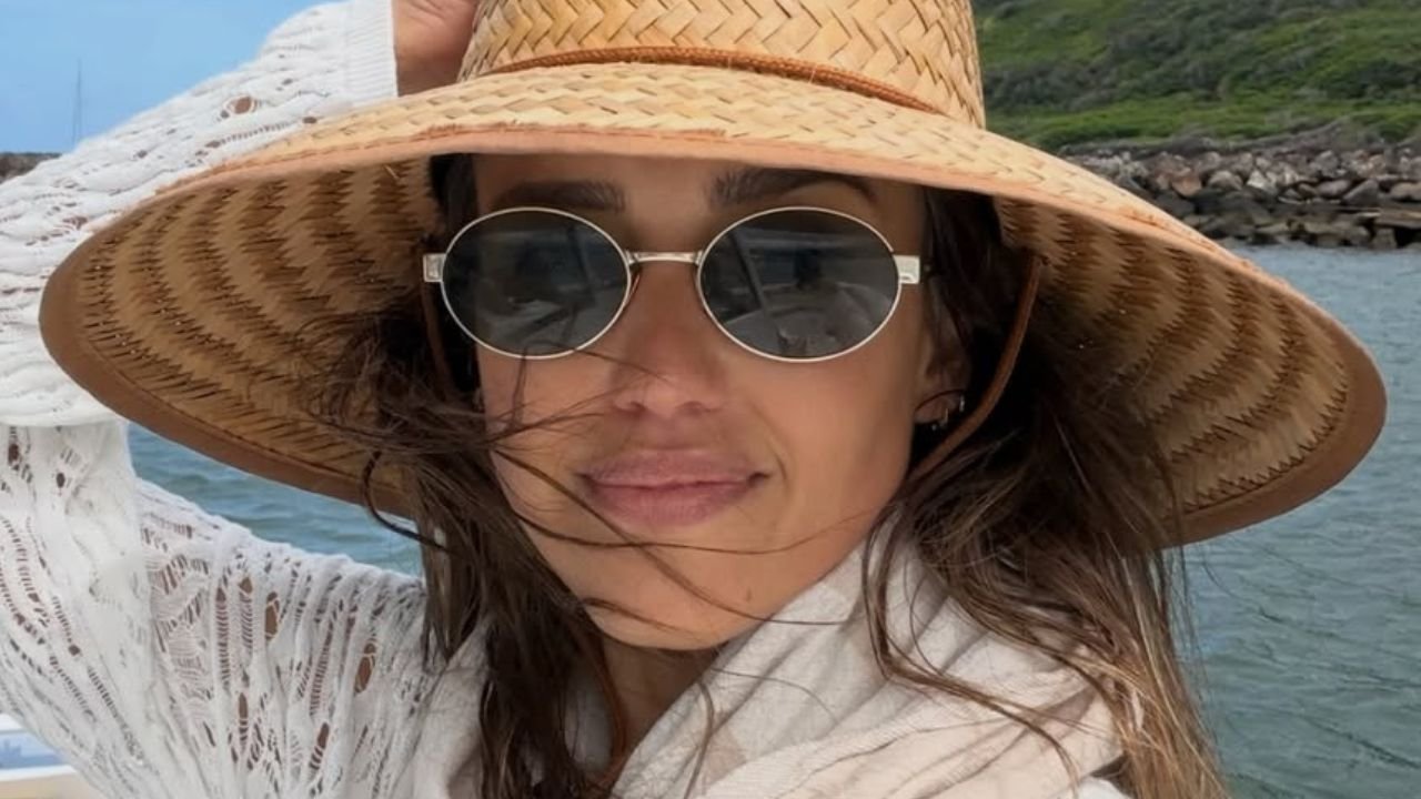 Jessica Alba wypięła rozgogolone ciało w bikini. Fani: "Wyglądasz jak siostra córki" [zdjęcia]