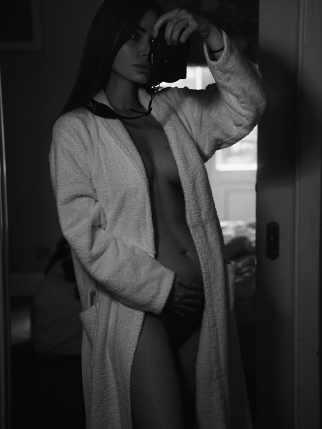 jessica ziółek w białym szlafroku