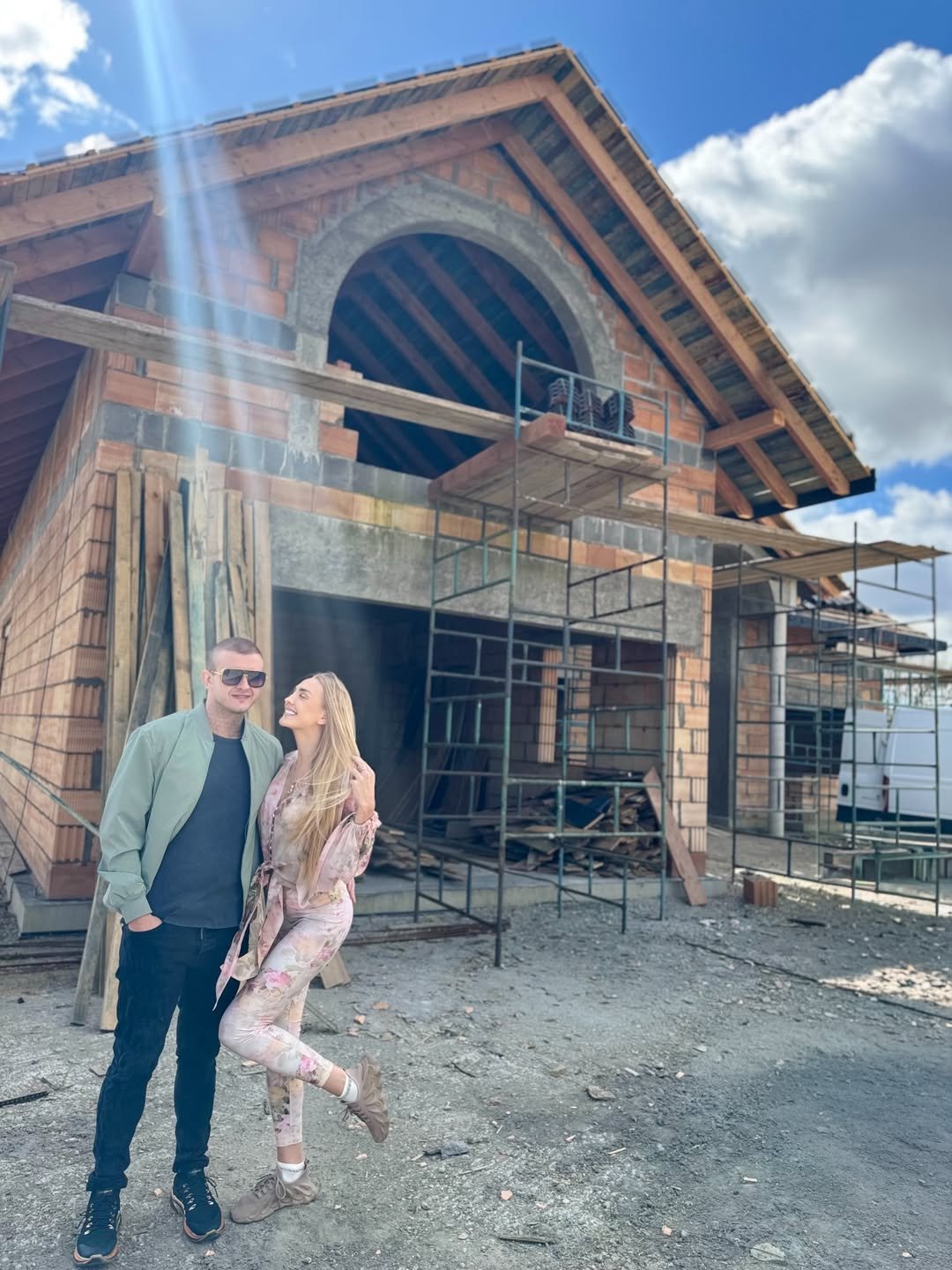 narożni przy nowym domu