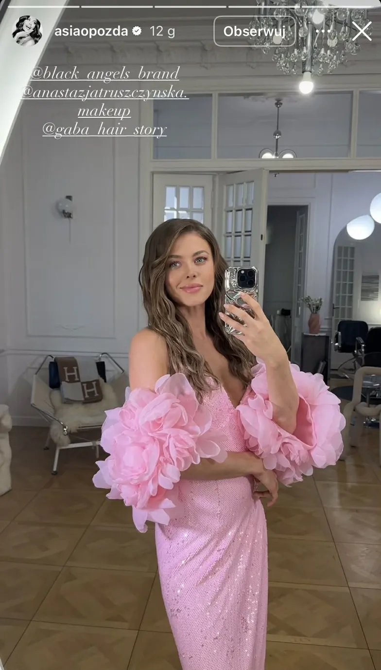 joanna opozda w różowej sukni z dekoltem