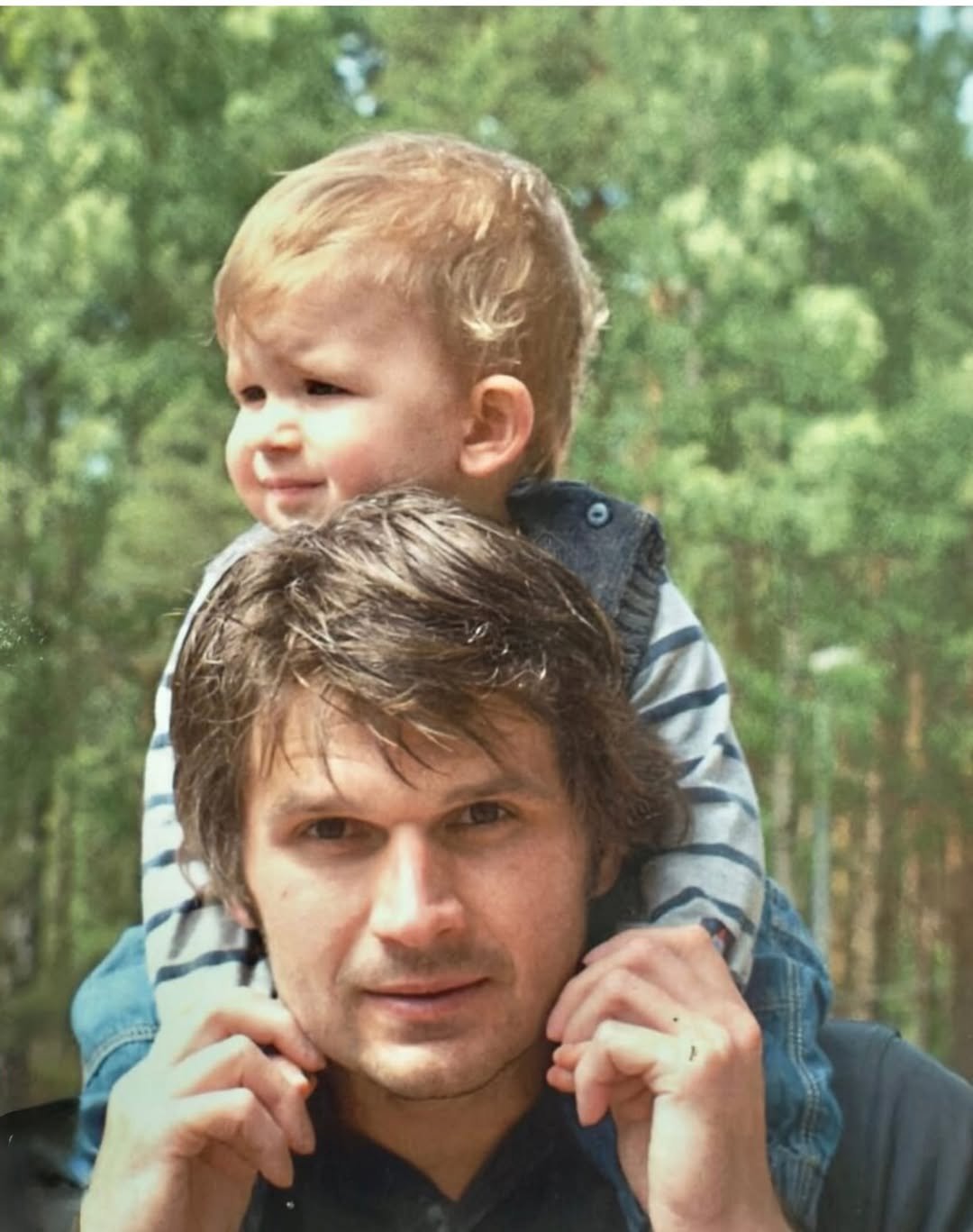 mąż joanny racewicz z synem na ramionach