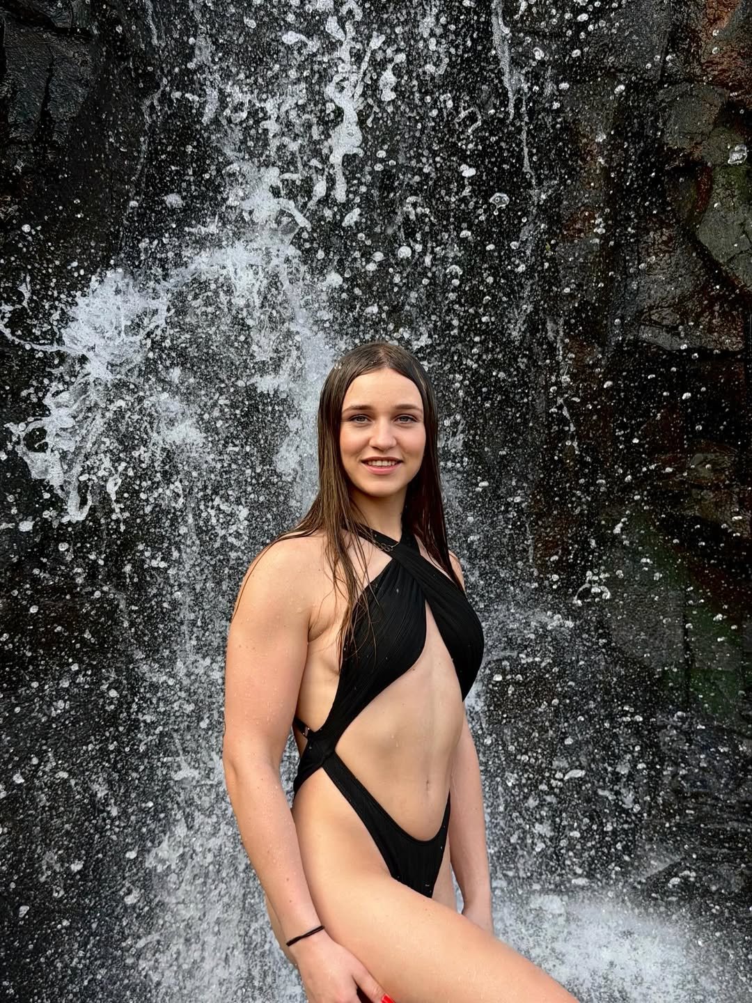 julia szeremeta w bikini nad wodospadem