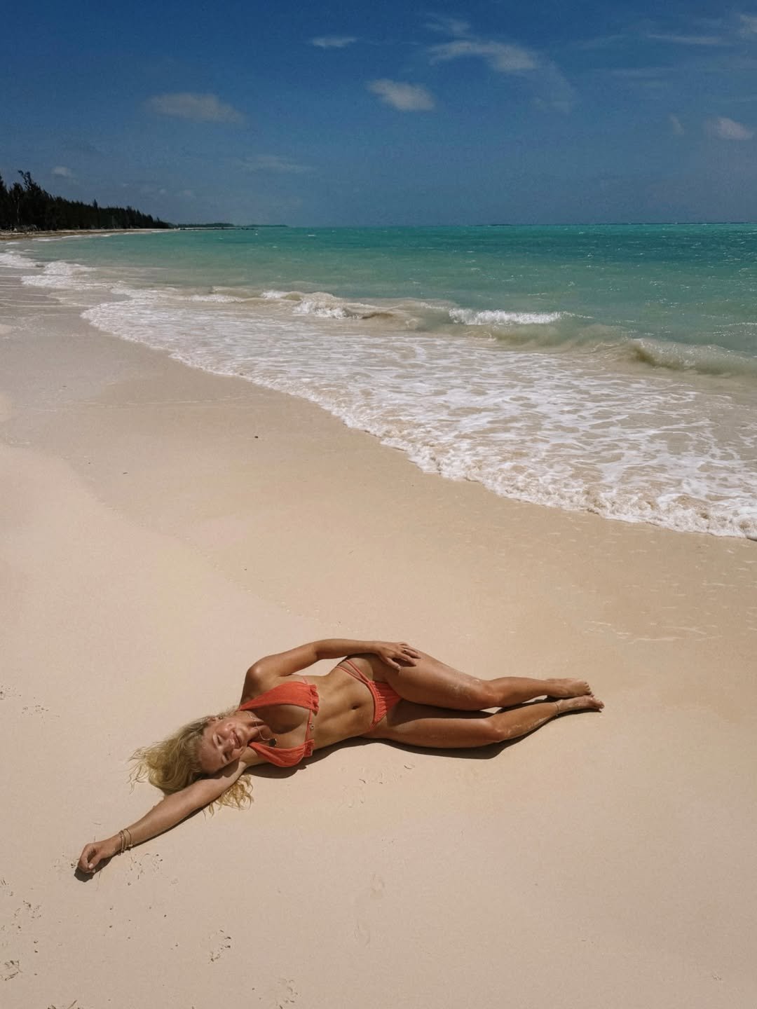 julia tychoniewicz w bikini leży na plaży