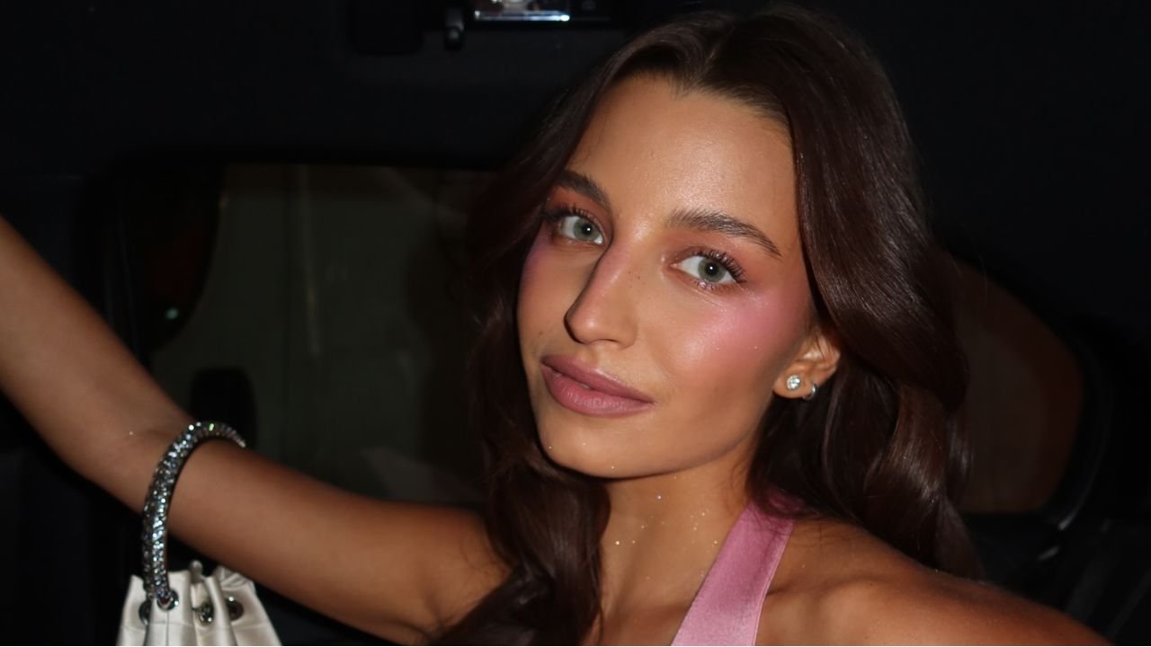 Julia Wieniawa wypięła rozgogolony dekolt w samym skórzanym staniku. Fani podzieleni: "Skandalicznie skąpo" [wideo]