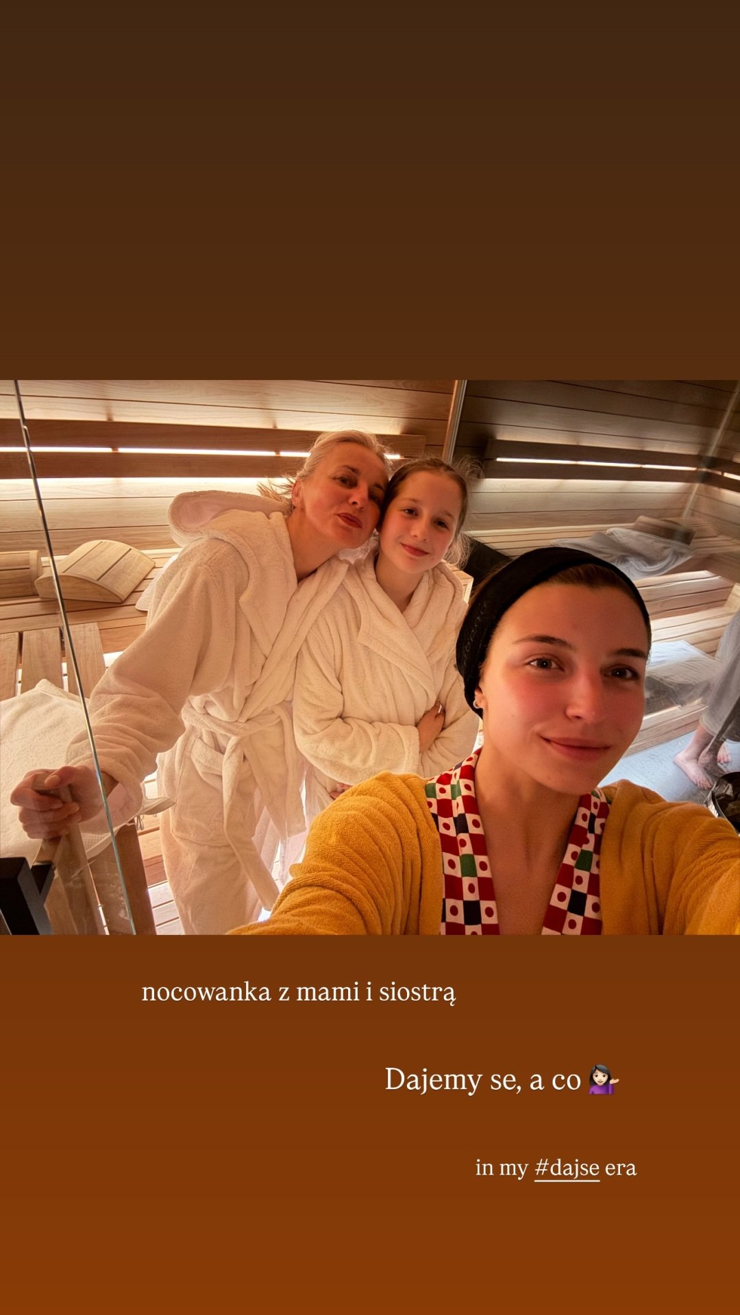Julia Wieniawa w saunie z mamą i siostrą