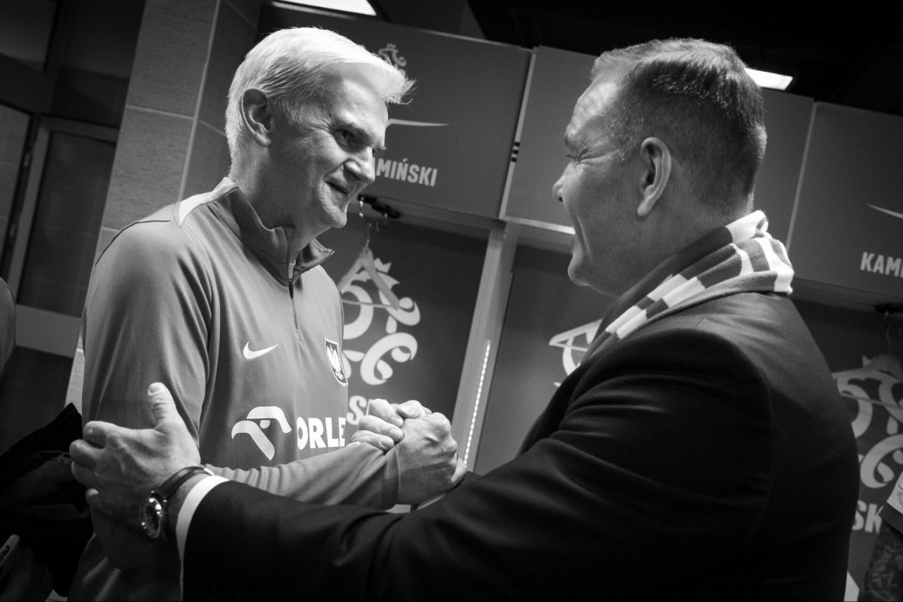 Karol Nawrocki z Jackiem Magierą - czarno-białe zdjęcie