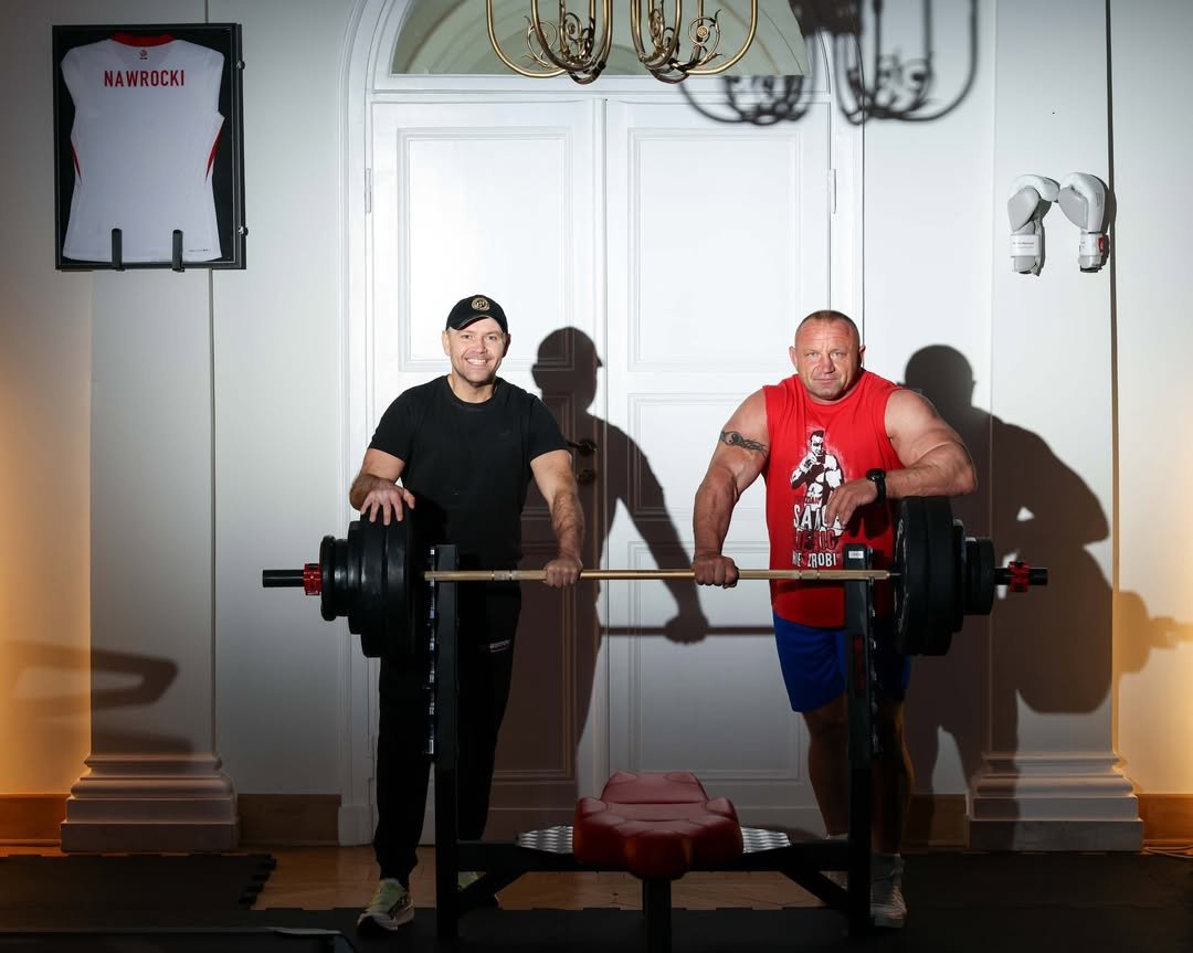 karol nawrocki i mariusz pudzianowski przy sztandze